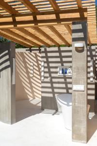 een badkamer met een toilet onder een houten dak bij Casa SANA in Puerto Escondido