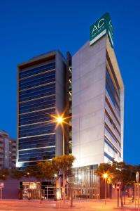 un edificio alto con un cartel encima en AC Hotel Som by Marriott, en Hospitalet de Llobregat