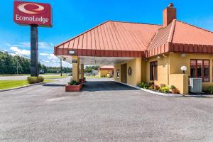 um edifício com um sinal para uma loja de alimentos em Econo Lodge Pocomoke City Hwy 13 em Pocomoke City