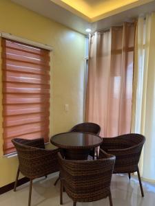 einen Tisch und Stühle in einem Zimmer mit Fenster in der Unterkunft C View Resort in Sipalay