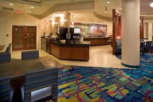 um átrio do hotel com um tapete colorido no chão em SpringHill Suites by Marriott Virginia Beach Oceanfront em Virginia Beach