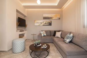 Lazai Villa في مدينة زاكينثوس: غرفة معيشة مع أريكة وطاولة