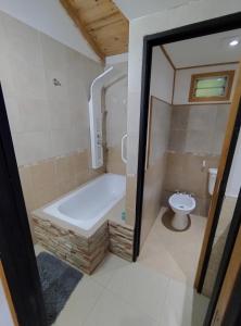 y baño con bañera y aseo. en Playa Serena en San Carlos de Bariloche