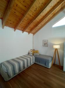 1 dormitorio con cama y techo de madera en Playa Serena en San Carlos de Bariloche