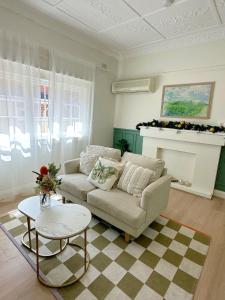 uma sala de estar com um sofá e uma lareira em three bedroom house within walking distance to light rail station em Sidney