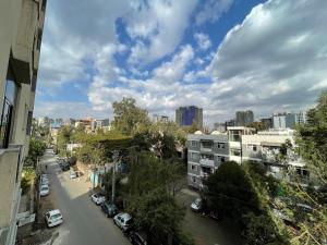 una vista de una ciudad con coches aparcados en una calle en The Hub, en Addis Ababa