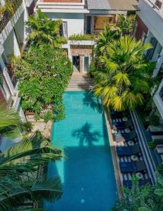 una vista aérea de una piscina con palmeras en Boutique Indochine d'Angkor, en Siem Reap