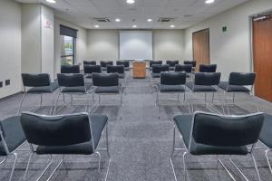 una sala de conferencias con sillas y una pantalla en City Express by Marriott Tehuacan, en Tehuacán