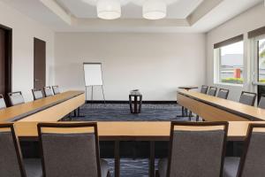 a conference room with a long table and chairs at Courtyard by Marriott San Jose Airport Alajuela in Alajuela City