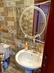 y baño con lavabo y espejo. en A 5-star hotel room in front of Mansoura University en Mansoura