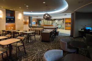 The lounge or bar area at SpringHill Suites by Marriott Winston-Salem Hanes Mall