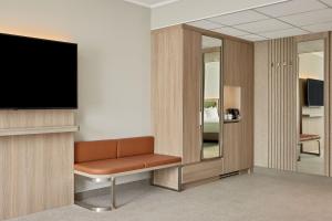 TV a/nebo společenská místnost v ubytování Courtyard by Marriott Schwerin