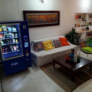 sala de estar con sofá y máquina de refrescos en Kuyay Hostel, en Bogotá