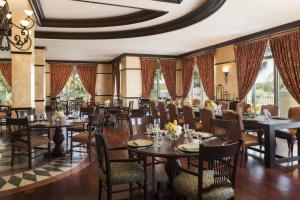 那不勒斯的住宿－The Ritz-Carlton Naples, Tiburon，用餐室设有桌椅和窗户。