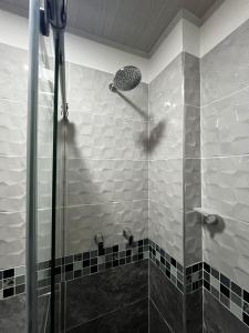 a bathroom with a shower with a shower head at Hotel Plaza Real Oiba in Oiba