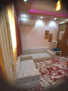 A 5-star hotel room in front of Mansoura University في المنصورة: غرفة بها درج وكرسي في غرفة