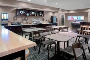 a restaurant with tables and chairs and a bar at SpringHill Suites by Marriott Memphis East Galleria in Memphis