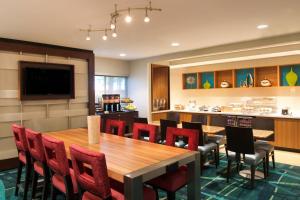 uma sala de jantar com mesa e cadeiras em Springhill Suites Jacksonville em Jacksonville