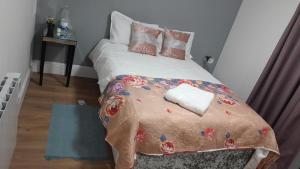 a bedroom with a bed with a blanket and pillows at Peaceful and cosy apartment in Dorney