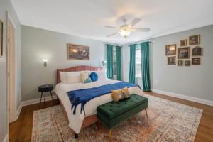 Postel nebo postele na pokoji v ubytování NEW Victorian Theme, 3BR, LRG Backyard close to PNC Arena, Downtown, and RDU Airport