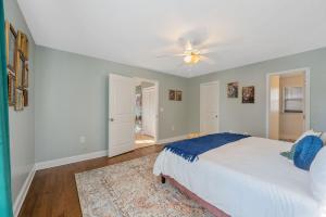 Postel nebo postele na pokoji v ubytování NEW Victorian Theme, 3BR, LRG Backyard close to PNC Arena, Downtown, and RDU Airport