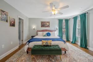 Postel nebo postele na pokoji v ubytování NEW Victorian Theme, 3BR, LRG Backyard close to PNC Arena, Downtown, and RDU Airport