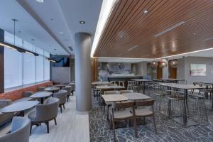 a restaurant with tables and chairs in a room at SpringHill Suites by Marriott Fort Lauderdale Miramar in Miramar