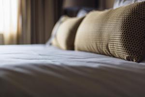 un primer plano de una cama con una almohada en ella en Mercure Urabandai Resort & Spa, en Kitashiobara