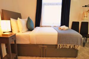 スタッフォードにあるTown Centre House with parking, Wi-Fiの窓のある大きなベッドのある寝室