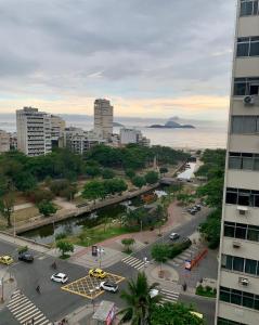 una vista aérea de una ciudad con aparcamiento en Fronteira Leblon/Ipanema - Vista fantástica!, en Río de Janeiro