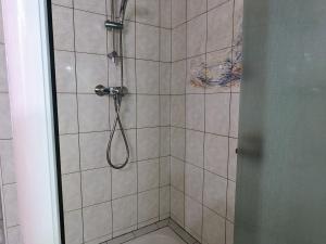 een douche met een douchekop in de badkamer bij Gîte La Bresse, 3 pièces, 5 personnes - FR-1-589-152 in La Bresse