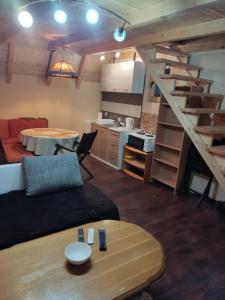 - un salon avec un canapé et un escalier en colimaçon dans l'établissement Vila Rosana, à Pale
