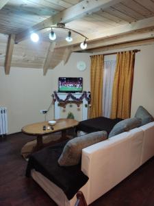 - un salon avec un canapé blanc et une table dans l'établissement Vila Rosana, à Pale
