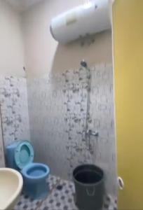 Ванная комната в VILLA BRASTAGI SINABUNG VIEW
