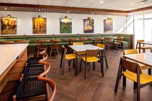 מסעדה או מקום אחר לאכול בו ב-Fairfield Inn & Suites by Marriott McPherson