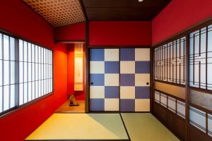 金沢市にあるひがしやま 祥、のカラフルな壁と窓が特徴の客室です。