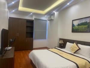 a bedroom with a large bed and a window at Kim Tuyen Hotel in Ninh Binh