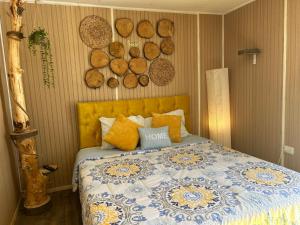 1 dormitorio con 1 cama con troncos en la pared en Sunset house Villa alemana BH7, en Villa Alemana