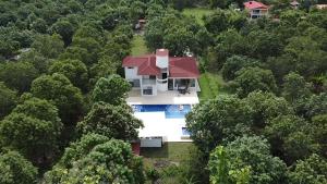 an overhead view of a house in the forest at Finca para estrenar in Anapoima