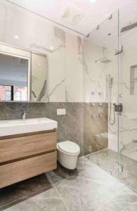 y baño con aseo, lavabo y ducha. en Luxurious Soho Apartment~ 2 Bedroom 2 Bathroom en Nueva York