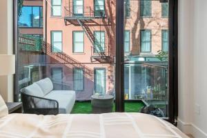 1 dormitorio con cama y ventana grande en Luxurious Soho Apartment~ 2 Bedroom 2 Bathroom en Nueva York