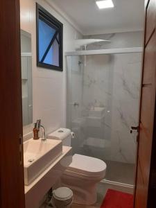 uma casa de banho com um WC, um lavatório e um chuveiro em Casa em Praia do Flamengo /Salvador-Ba em Salvador