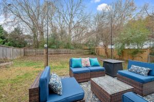Posezení v ubytování NEW Victorian Theme, 3BR, LRG Backyard close to PNC Arena, Downtown, and RDU Airport