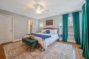 Postel nebo postele na pokoji v ubytování NEW Victorian Theme, 3BR, LRG Backyard close to PNC Arena, Downtown, and RDU Airport