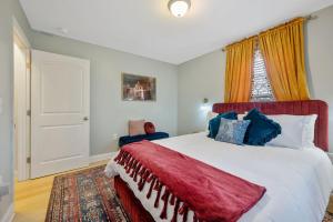 Postel nebo postele na pokoji v ubytování NEW Victorian Theme, 3BR, LRG Backyard close to PNC Arena, Downtown, and RDU Airport
