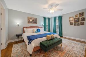Postel nebo postele na pokoji v ubytování NEW Victorian Theme, 3BR, LRG Backyard close to PNC Arena, Downtown, and RDU Airport