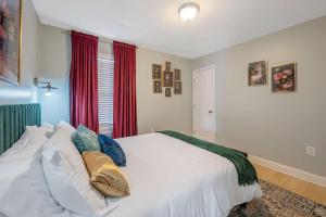 Postel nebo postele na pokoji v ubytování NEW Victorian Theme, 3BR, LRG Backyard close to PNC Arena, Downtown, and RDU Airport