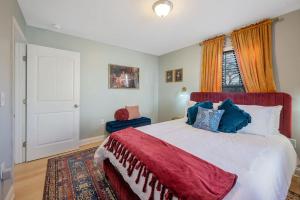 Postel nebo postele na pokoji v ubytování NEW Victorian Theme, 3BR, LRG Backyard close to PNC Arena, Downtown, and RDU Airport