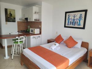 1 dormitorio pequeño con 1 cama y cocina en Arco Iris Atacames, en Atacames