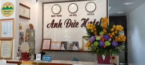 una tienda con un cartel con relojes en la pared en Anh Duc Hotel en Tam Ðảo